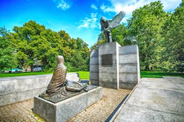 Wroclaw, Polonya - 14 Ağustos 2017: Wroclaw Old Town. Katyn katliamı kurbanları anıt. Tadeusz Tchorzewski tarafından tasarlanmıştır.