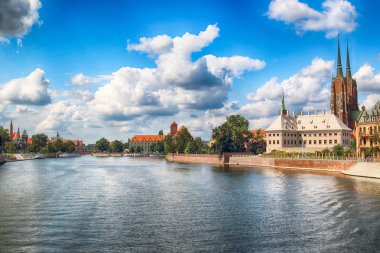 Wroclaw, Polonya - 14 Ağustos 2017: Wroclaw Old Town. Katedral adadır (Ostrow Tumski) şehrin en eski parçası. Oder Nehri, tekne ve bir yaz gününde tarihi binalar.