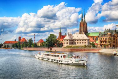 Wroclaw, Polonya - 14 Ağustos 2017: Wroclaw Old Town. Katedral adadır (Ostrow Tumski) şehrin en eski parçası. Oder Nehri, tekne ve bir yaz gününde tarihi binalar.