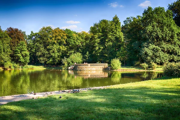 WROCLAW, POLONIA - 07 de agosto de 2017: South Park en Wroclaw fue construido de la nada en el sur de la ciudad en 1877. Hugo Richter y Ferdinand Cohn habían creado un parque con prados y un gran estanque . — Foto de Stock