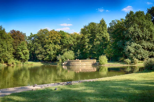 WROCLAW, POLONIA - 07 de agosto de 2017: South Park en Wroclaw fue construido de la nada en el sur de la ciudad en 1877. Hugo Richter y Ferdinand Cohn habían creado un parque con prados y un gran estanque . — Foto de Stock