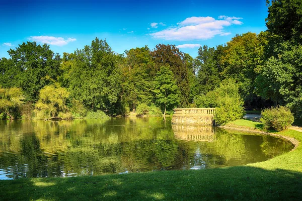 WROCLAW, POLONIA - 07 de agosto de 2017: South Park en Wroclaw fue construido de la nada en el sur de la ciudad en 1877. Hugo Richter y Ferdinand Cohn habían creado un parque con prados y un gran estanque . — Foto de Stock