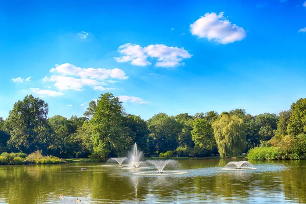 WROCLAW, POLONIA - 07 de agosto de 2017: South Park en Wroclaw fue construido de la nada en el sur de la ciudad en 1877. Hugo Richter y Ferdinand Cohn habían creado un parque con prados y un gran estanque . — Foto de Stock