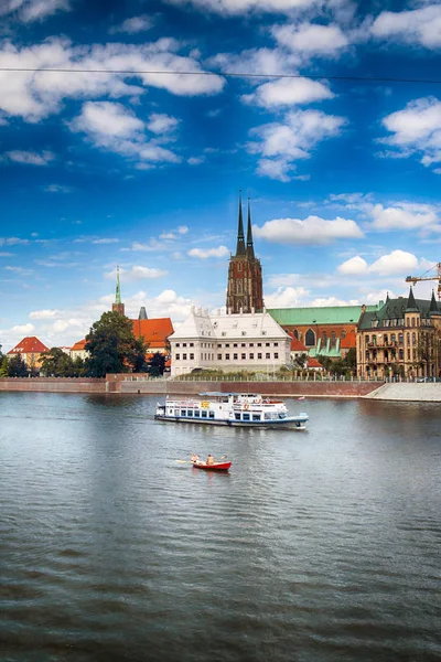 Wrocław - 14 sierpnia 2017: Wrocław stare miasto. Ostrów Tumski (Ostrów Tumski) jest najstarszą częścią miasta. Rzeka Odra, łodzie i zabytkowe budynki w letni dzień. — Zdjęcie stockowe