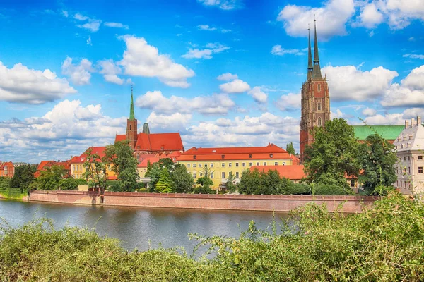 WROCLAW, POLONIA - 14 AGOSTO 2017: Wroclaw Old Town. Cathedral Island (Ostrow Tumski) è la parte più antica della città. Fiume Odra, barche ed edifici storici in una giornata estiva . — Foto Stock