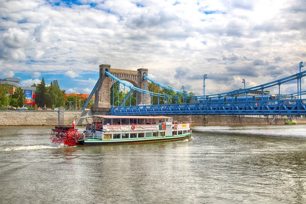 Wrocław, Polska - 14 sierpnia 2017: Most grunwaldzki (najbardziej Grunwaldzki) jest zawieszenie most nad rzeką Odrą we Wrocławiu, zbudowany w latach 1908-1910. Zaprojektowany przez Richard Pluddemann. — Zdjęcie stockowe
