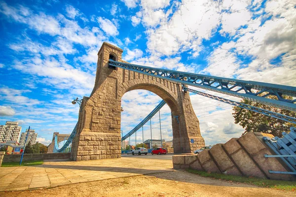 Wroclaw, Polen - 14 augustus 2017: Grunwald Bridge (meest Grunwaldzki) is een hangbrug over de rivier de Oder in Wroclaw, gebouwd tussen 1908-1910. Ontworpen door Richard Pluddemann. — Stockfoto