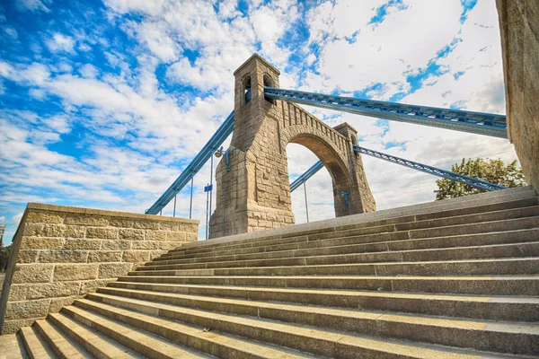 WROCLAW, POLONIA - 14 de agosto de 2017: El puente Grunwald (Most Grunwaldzki) es un puente colgante sobre el río Oder en Wroclaw, construido entre 1908 y 1910. Diseñado por Richard Pluddemann . — Foto de Stock