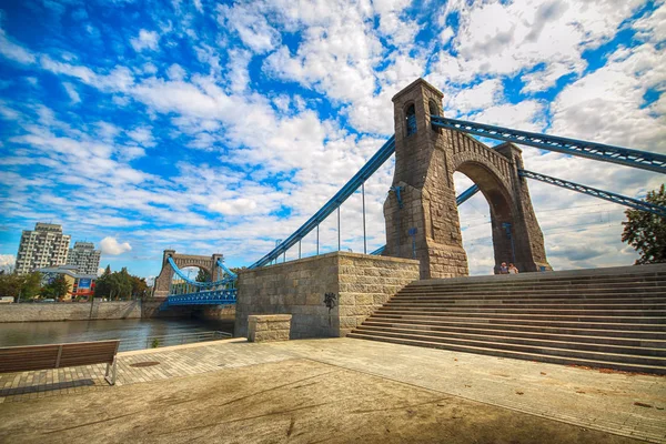 WROCLAW, POLONIA - 14 de agosto de 2017: El puente Grunwald (Most Grunwaldzki) es un puente colgante sobre el río Oder en Wroclaw, construido entre 1908 y 1910. Diseñado por Richard Pluddemann . — Foto de Stock