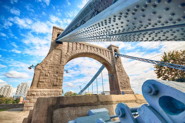 ВРОКЛАВ, ПОЛЬША - 14 августа 2017 года: Грюнвальдский мост (Мост Грюнвальдски) - подвесной мост через реку Одер во Вроцлаве, построенный между 1908 и 1910 годами. Дизайн выполнен Ричардом Феддером . — стоковое фото