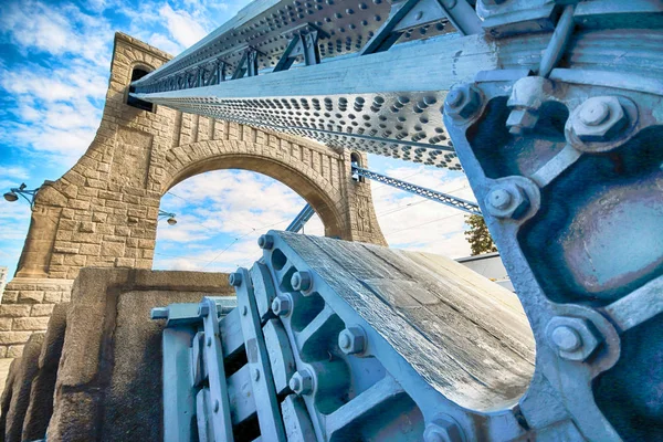弗罗茨瓦夫，波兰-2017 年 8 月 14 日： 格伦沃尔德大桥 (最 Grunwaldzki) 是在弗罗茨瓦夫，1908年-1910 年之间建造的奥得河一座吊桥。由理查德 Pluddemann 设计. — 图库照片