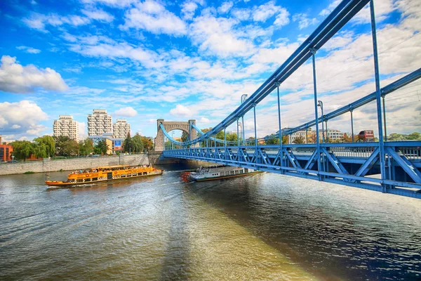 Wroclaw, Polonya - 14 Ağustos 2017: Grunwald Köprüsü (en Grunwaldzki) Nehri Oder Wroclaw, 1908-1910 arasında inşa edilmiş bir asma köprü bitti. Richard Pluddemann tarafından tasarlanmıştır.