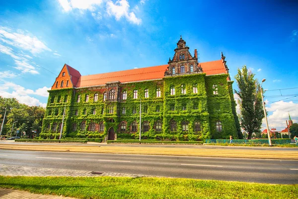 Wroclaw, Polen - 14 augusti 2017: Wroclaw Old Town. Nationalmuseet i Wroclaw upptar byggnaden ritades av arkitekt Karl Friedrich Endell och uppfördes 1883-1886. — Stockfoto