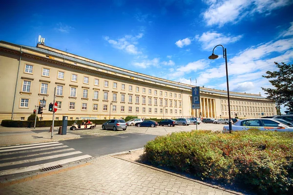 Wroclaw, Polen - 14 augusti 2017: Byggnaden av kontorets vojvodskap i Wroclaw. — Stockfoto