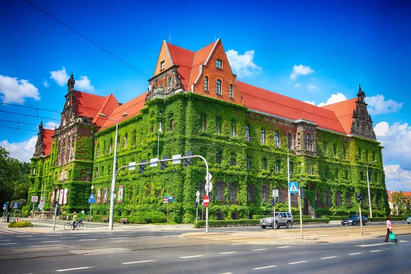 Wroclaw, Lengyelország - 2017. augusztus 14.: Wroclaw Old Town. A nemzeti Múzeum, Wroclaw foglal el az épületet, Karl Friedrich Endell építész által tervezett és 1883-1886-ban. — Stock Fotó