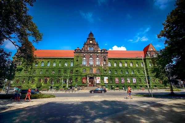 WROCLAW, POLONIA - 14 de agosto de 2017: Ciudad Vieja de Wroclaw. El Museo Nacional de Wroclaw ocupa el edificio diseñado por un arquitecto Karl Friedrich Endell y erigido en 1883 - 1886 . — Foto de Stock