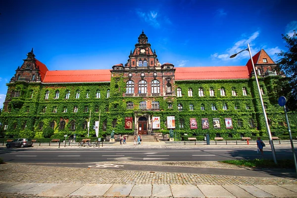 Wroclaw, Polen - 14 augusti 2017: Wroclaw Old Town. Nationalmuseet i Wroclaw upptar byggnaden ritades av arkitekt Karl Friedrich Endell och uppfördes 1883-1886. — Stockfoto
