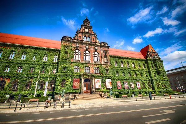 Wroclaw, Polen - 14 augusti 2017: Wroclaw Old Town. Nationalmuseet i Wroclaw upptar byggnaden ritades av arkitekt Karl Friedrich Endell och uppfördes 1883-1886. — Stockfoto