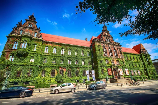 WROCLAW, POLONIA - 14 de agosto de 2017: Ciudad Vieja de Wroclaw. El Museo Nacional de Wroclaw ocupa el edificio diseñado por un arquitecto Karl Friedrich Endell y erigido en 1883 - 1886 . — Foto de Stock