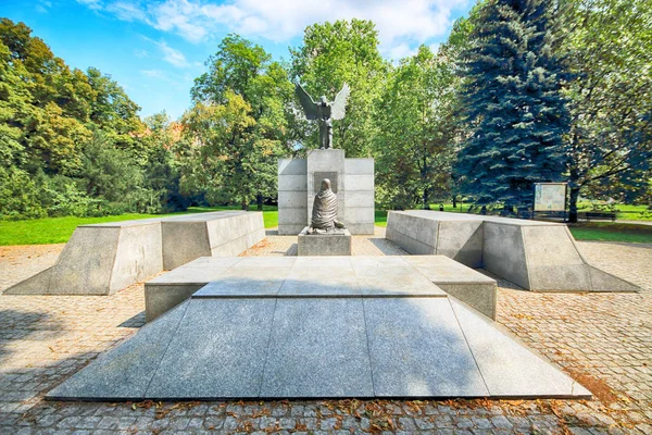 브로츠와프, 폴란드-8 월 14 일, 2017: 브로츠와프 올드 타운. Katyn 대학살의 피해자에 게 기념물입니다. 타 데 Tchorzewski에 의해 설계 된. — 스톡 사진