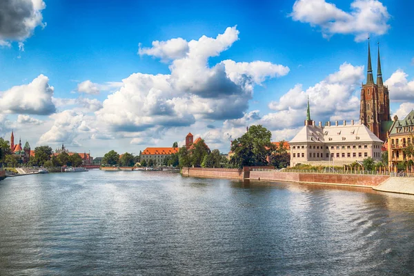 Wroclaw, Polonya - 14 Ağustos 2017: Wroclaw Old Town. Katedral adadır (Ostrow Tumski) şehrin en eski parçası. Oder Nehri, tekne ve bir yaz gününde tarihi binalar.