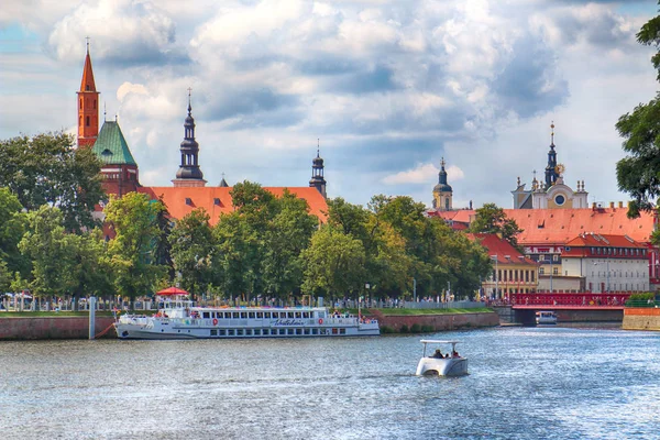 Wroclaw, Polonya - 14 Ağustos 2017: Wroclaw Old Town. Katedral adadır (Ostrow Tumski) şehrin en eski parçası. Oder Nehri, tekne ve bir yaz gününde tarihi binalar.