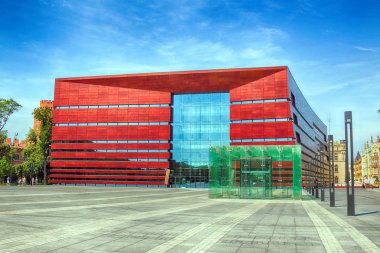 Wroclaw, Polonya - 18 Ağustos 2017: Ulusal Forum Müzik Wroclaw, 2015 yılında açılan en son teknolojiye çok fonksiyonlu konser salonuna çalışır. Kurylowicz ve ortakları tarafından tasarlanan.