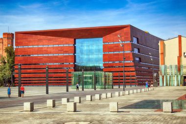 Wroclaw, Polonya - 18 Ağustos 2017: Ulusal Forum Müzik Wroclaw, 2015 yılında açılan en son teknolojiye çok fonksiyonlu konser salonuna çalışır. Kurylowicz ve ortakları tarafından tasarlanan.