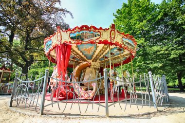 Wroclaw, Polonya - 18 Ağustos 2017: Carousel Old Town bahçesinde. Güzel, klasik Fransız 19th yüzyıl tarzı carousel çocuklar için Bahçesi yer alır.