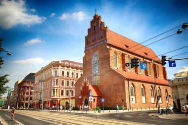 Wroclaw, Polonya - 18 Ağustos 2017: Wroclaw Old Town. Swidnicka Street, Wroclaw en ünlü caddesi. Bir yaz gününde tarihi binalar.