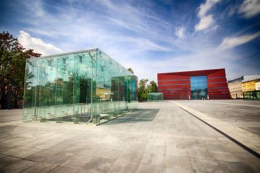 Wroclaw, Polonya - 18 Ağustos 2017: Ulusal Forum Müzik Wroclaw, 2015 yılında açılan en son teknolojiye çok fonksiyonlu konser salonuna çalışır. Kurylowicz ve ortakları tarafından tasarlanan.