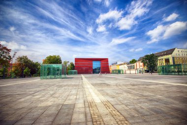 Wroclaw, Polonya - 18 Ağustos 2017: Ulusal Forum Müzik Wroclaw, 2015 yılında açılan en son teknolojiye çok fonksiyonlu konser salonuna çalışır. Kurylowicz ve ortakları tarafından tasarlanan.