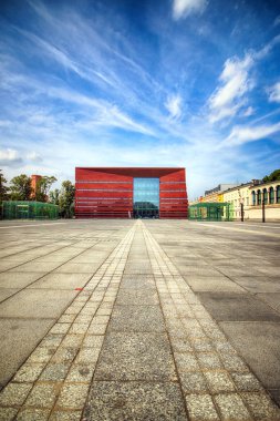 Wroclaw, Polonya - 18 Ağustos 2017: Ulusal Forum Müzik Wroclaw, 2015 yılında açılan en son teknolojiye çok fonksiyonlu konser salonuna çalışır. Kurylowicz ve ortakları tarafından tasarlanan.