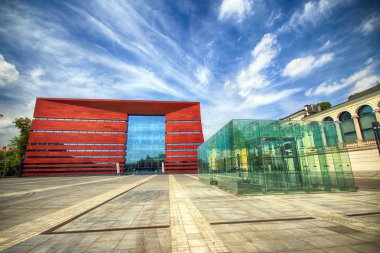 Wroclaw, Polonya - 18 Ağustos 2017: Ulusal Forum Müzik Wroclaw, 2015 yılında açılan en son teknolojiye çok fonksiyonlu konser salonuna çalışır. Kurylowicz ve ortakları tarafından tasarlanan.