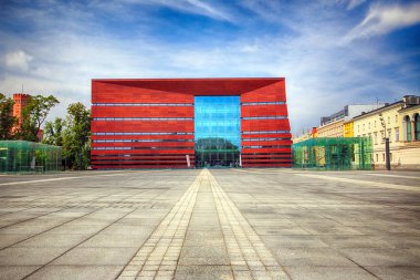 Wroclaw, Polonya - 18 Ağustos 2017: Ulusal Forum Müzik Wroclaw, 2015 yılında açılan en son teknolojiye çok fonksiyonlu konser salonuna çalışır. Kurylowicz ve ortakları tarafından tasarlanan.