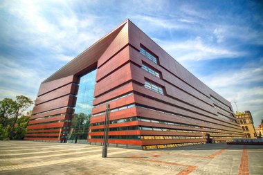 Wroclaw, Polonya - 18 Ağustos 2017: Ulusal Forum Müzik Wroclaw, 2015 yılında açılan en son teknolojiye çok fonksiyonlu konser salonuna çalışır. Kurylowicz ve ortakları tarafından tasarlanan.