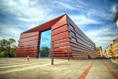 Wroclaw, Polonya - 18 Ağustos 2017: Ulusal Forum Müzik Wroclaw, 2015 yılında açılan en son teknolojiye çok fonksiyonlu konser salonuna çalışır. Kurylowicz ve ortakları tarafından tasarlanan.