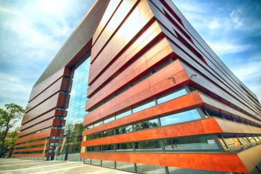 Wroclaw, Polonya - 18 Ağustos 2017: Ulusal Forum Müzik Wroclaw, 2015 yılında açılan en son teknolojiye çok fonksiyonlu konser salonuna çalışır. Kurylowicz ve ortakları tarafından tasarlanan.