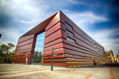 Wroclaw, Polonya - 18 Ağustos 2017: Ulusal Forum Müzik Wroclaw, 2015 yılında açılan en son teknolojiye çok fonksiyonlu konser salonuna çalışır. Kurylowicz ve ortakları tarafından tasarlanan.