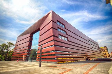 Wroclaw, Polonya - 18 Ağustos 2017: Ulusal Forum Müzik Wroclaw, 2015 yılında açılan en son teknolojiye çok fonksiyonlu konser salonuna çalışır. Kurylowicz ve ortakları tarafından tasarlanan.