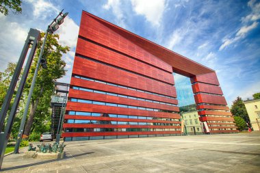 Wroclaw, Polonya - 18 Ağustos 2017: Ulusal Forum Müzik Wroclaw, 2015 yılında açılan en son teknolojiye çok fonksiyonlu konser salonuna çalışır. Kurylowicz ve ortakları tarafından tasarlanan.