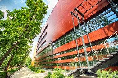 Wroclaw, Polonya - 18 Ağustos 2017: Ulusal Forum Müzik Wroclaw, 2015 yılında açılan en son teknolojiye çok fonksiyonlu konser salonuna çalışır. Kurylowicz ve ortakları tarafından tasarlanan.