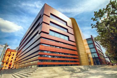 Wroclaw, Polonya - 18 Ağustos 2017: Ulusal Forum Müzik Wroclaw, 2015 yılında açılan en son teknolojiye çok fonksiyonlu konser salonuna çalışır. Kurylowicz ve ortakları tarafından tasarlanan.