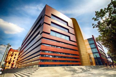 Wroclaw, Polonya - 18 Ağustos 2017: Ulusal Forum Müzik Wroclaw, 2015 yılında açılan en son teknolojiye çok fonksiyonlu konser salonuna çalışır. Kurylowicz ve ortakları tarafından tasarlanan.