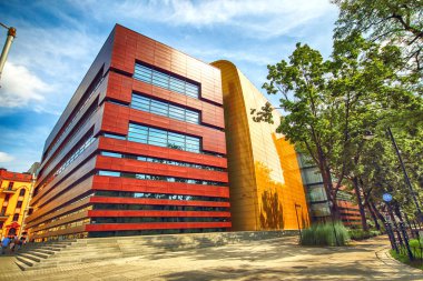 Wroclaw, Polonya - 18 Ağustos 2017: Ulusal Forum Müzik Wroclaw, 2015 yılında açılan en son teknolojiye çok fonksiyonlu konser salonuna çalışır. Kurylowicz ve ortakları tarafından tasarlanan.