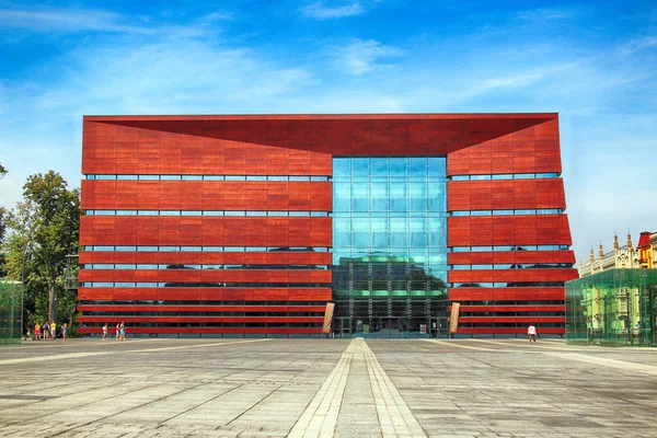 Wroclaw, Polonya - 18 Ağustos 2017: Ulusal Forum Müzik Wroclaw, 2015 yılında açılan en son teknolojiye çok fonksiyonlu konser salonuna çalışır. Kurylowicz ve ortakları tarafından tasarlanan.