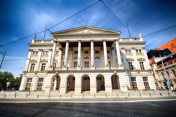 Wroclaw, Polen - 18 augusti 2017: Wroclaw Old Town. Wroclaw Opera är en av de största och en av de viktigaste operorna i Polen. — Stockfoto