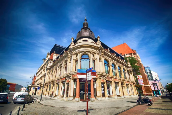 WROCLAW, POLOGNE - 18 AOÛT 2017 : Hôtel Monopol avec un design haut de gamme et unique. Le légendaire hôtel Wroclaw a été construit en 1892, dans un style néo-baroque . — Photo