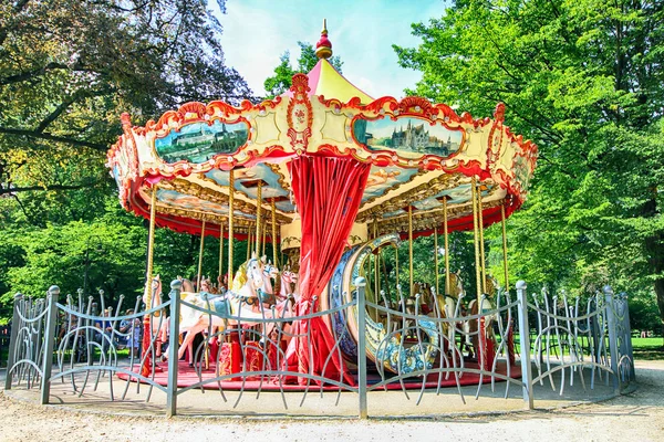 Wroclaw, Polonya - 18 Ağustos 2017: Carousel Old Town bahçesinde. Güzel, klasik Fransız 19th yüzyıl tarzı carousel çocuklar için Bahçesi yer alır.