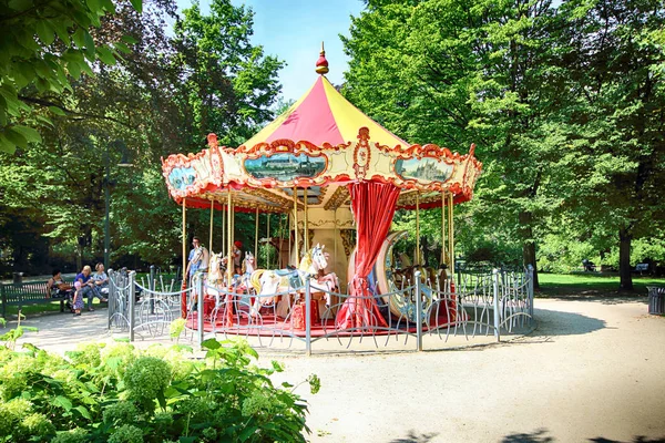 Wroclaw, Polonya - 18 Ağustos 2017: Carousel Old Town bahçesinde. Güzel, klasik Fransız 19th yüzyıl tarzı carousel çocuklar için Bahçesi yer alır.
